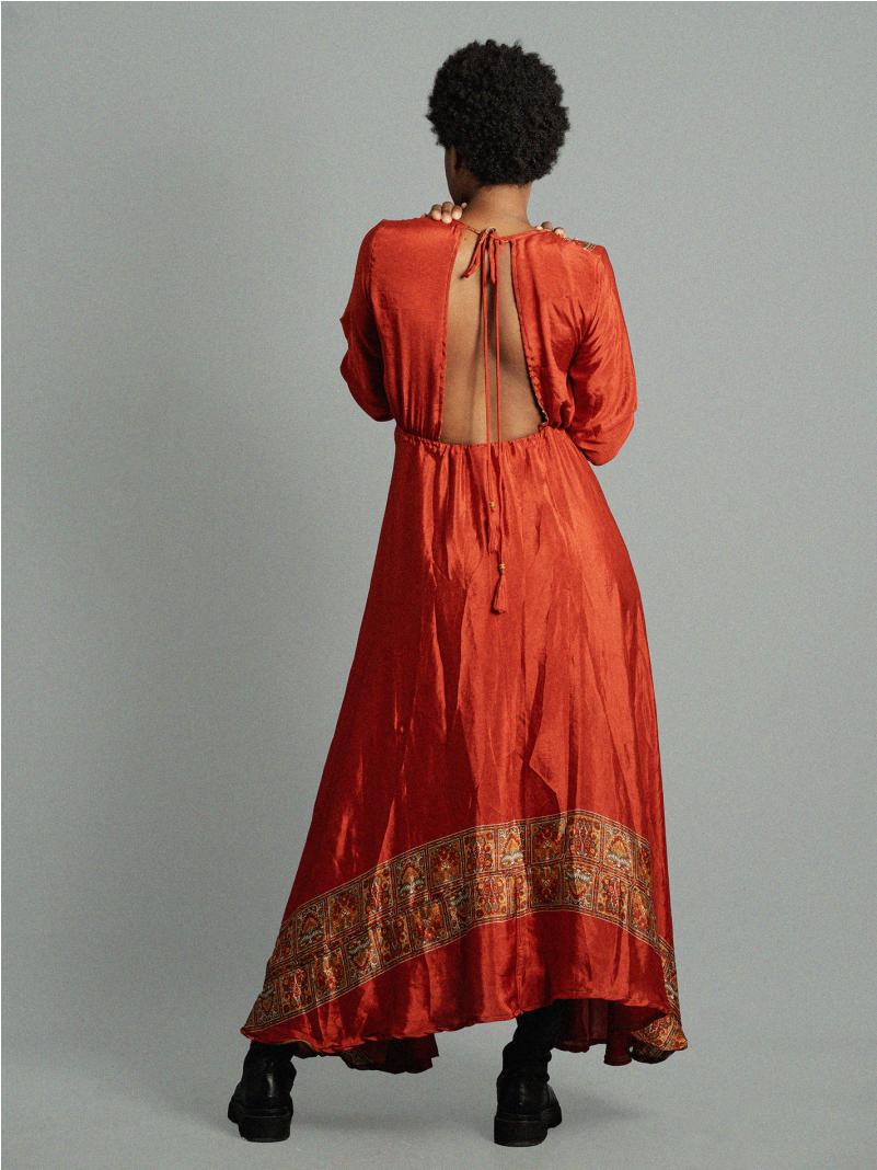 Abito con schiena scoperta rosso – Sikh