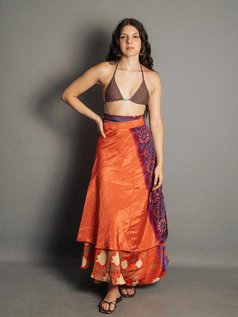 Gonna etnica lunga a portafoglio rosso con mele – India