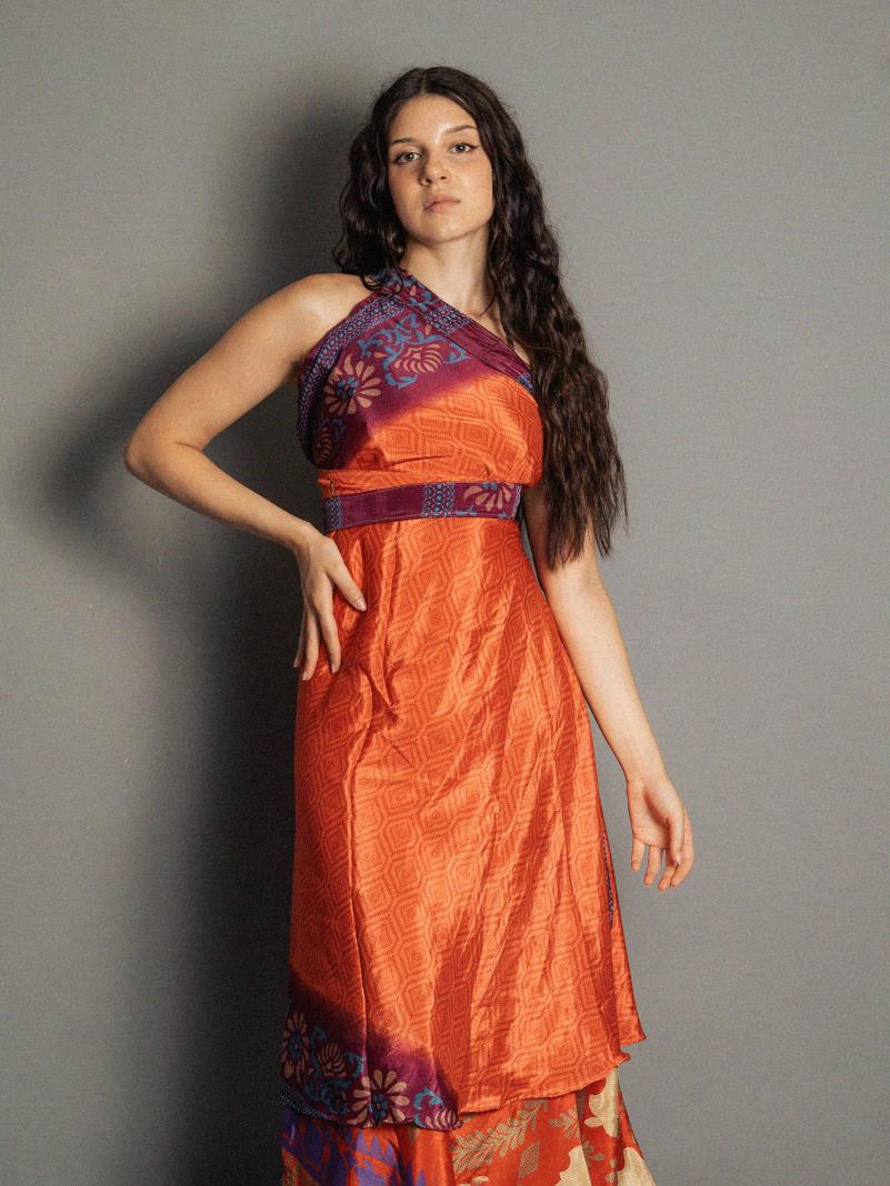 Gonna etnica lunga a portafoglio rosso con mele – India