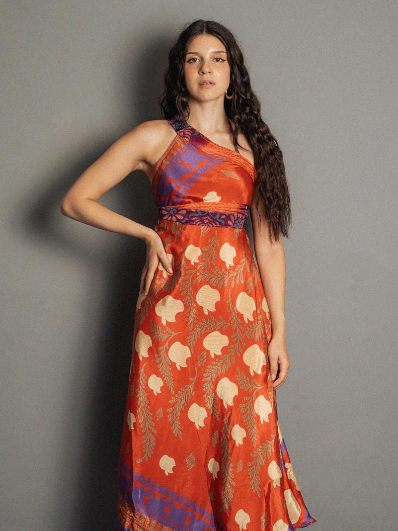 Gonna etnica lunga a portafoglio rosso con mele – India