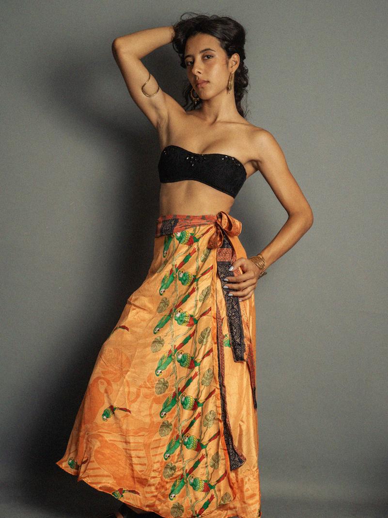 Gonna etnica lunga a portafoglio arancione con pappagalli – India