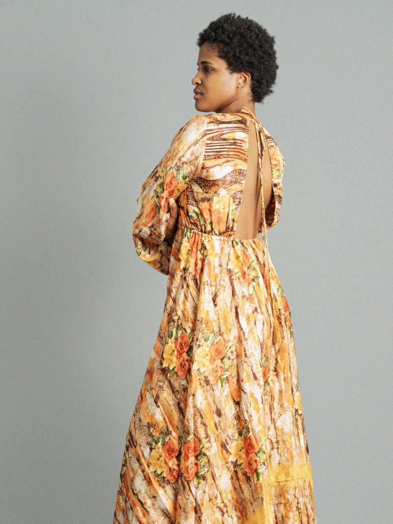 Abito con schiena scoperta fiori – Sikh