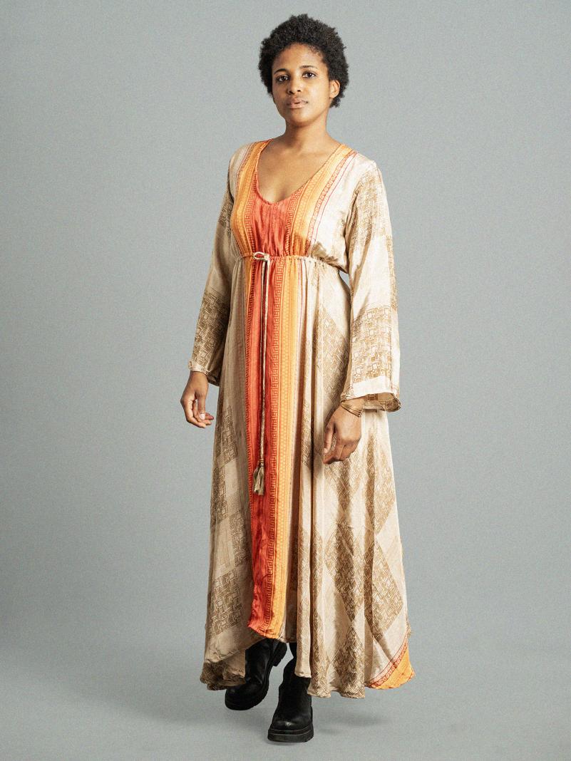 Abito con schiena scoperta ocra linea rossa – Sikh