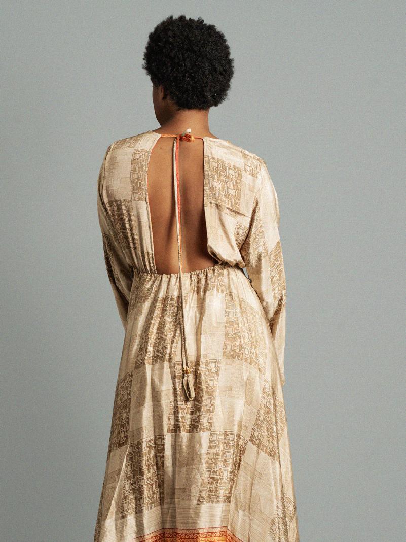 Abito con schiena scoperta ocra linea rossa – Sikh