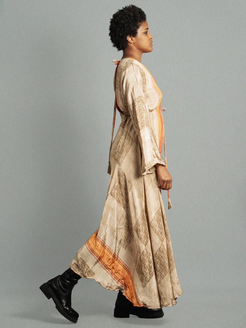 Abito con schiena scoperta ocra linea rossa – Sikh