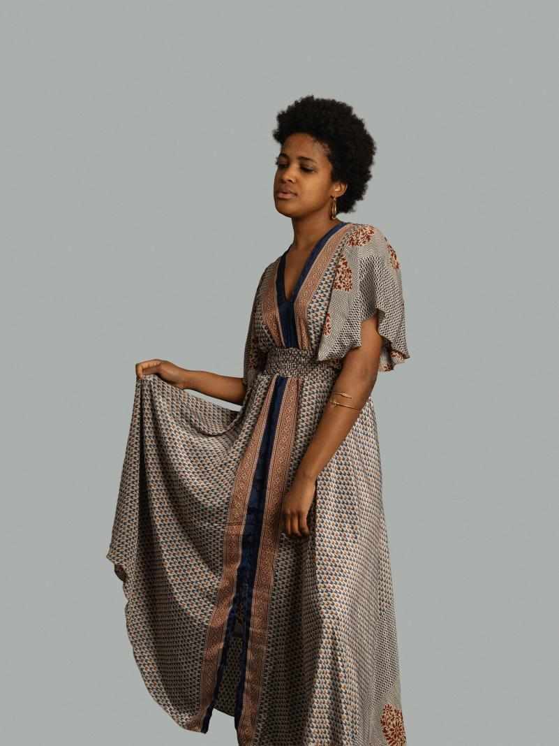 Abito lungo maniche corte beige dettagli blu - Parvati