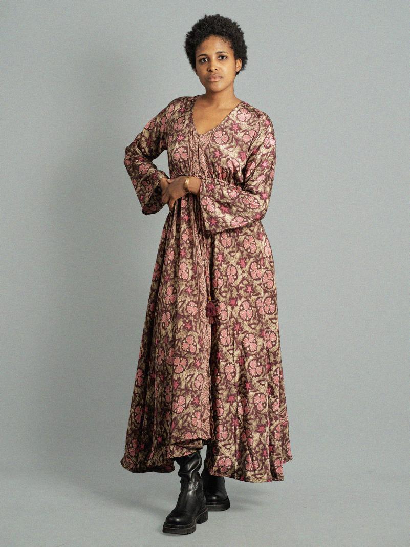 Abito con schiena scoperta fiori rosa – Sikh