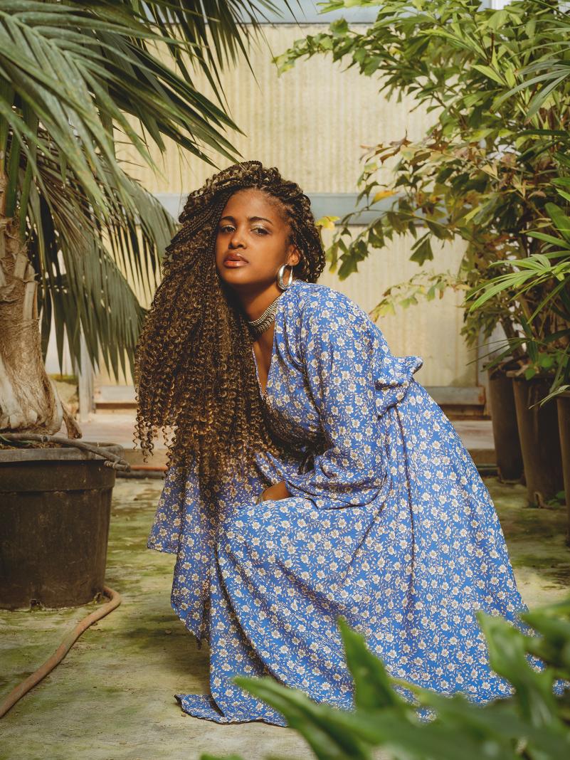 Abito con schiena scoperta fiorellini bianchi – Sikh