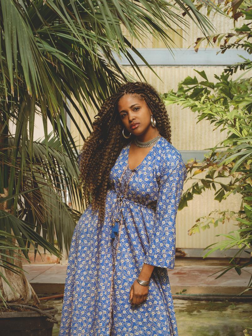 Abito con schiena scoperta fiorellini bianchi – Sikh