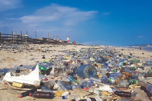 1024px-Plastic_Pollution_in_Ghana