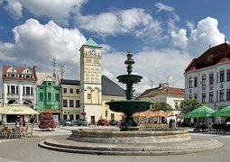 2013_Karwina,_Frysztat,_Żeliwna_fontanna_na_rynku_01