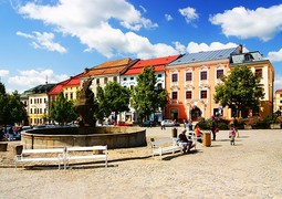 800px-Jihlava,_Masarykovo_náměstí_a_kašna_bohyně_Amfitríty