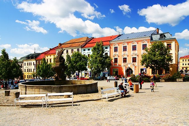 800px-Jihlava,_Masarykovo_náměstí_a_kašna_bohyně_Amfitríty