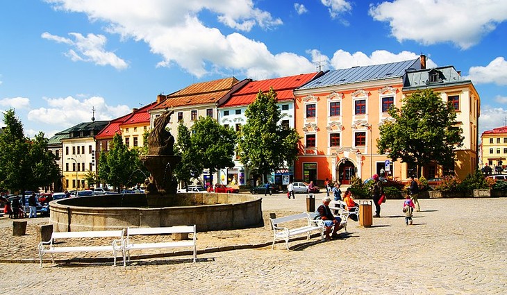 800px-Jihlava,_Masarykovo_náměstí_a_kašna_bohyně_Amfitríty