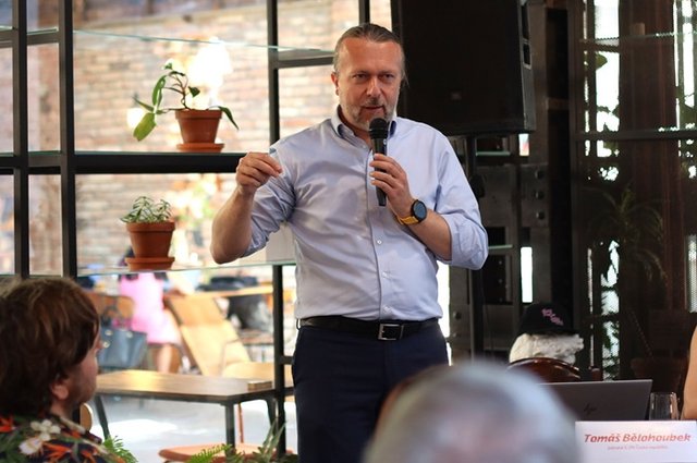 Češi výrazně podporují výrobu elektřiny z obnovitelných nebo nízkoemisních zdrojů, ale jen pokud by nestála víc než ta běžná, říká Tomáš Bělohoubek, jednatel společnosti E.ON Česká republika