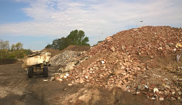 Firma nelegálně navážela a třídila stavební odpady na pozemku v pražské Michli