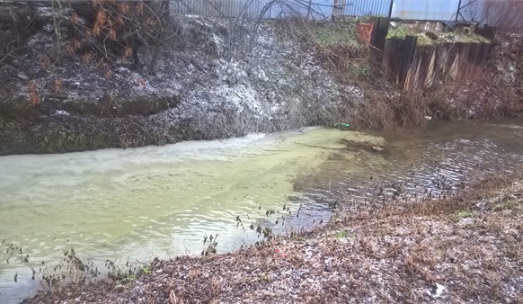 Firma neprovedla při realizaci hlubinných vrtů přiměřená opatření a znečistila řeku