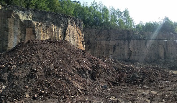Firma skladovala skoro 16 tisíc tun odpadní zeminy na pozemku, kde neměla