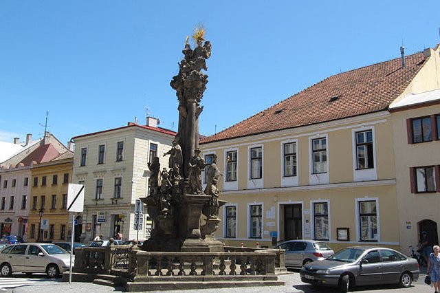 Kroměříž,_morový_sloup_Nejsvětější_Trojice_1_wikimedia.jpg