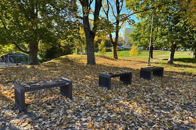 Lavičky_z_recyklovaného_textilu_Mar._Hory_foto_MO_Mariánské_Hory_a_Hulváky