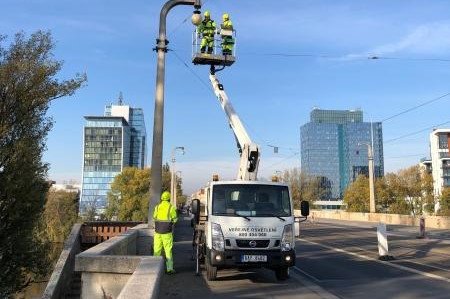 Praha pokračuje v obnově veřejného osvětlení. Libeňský most dostal nová LED svítidla