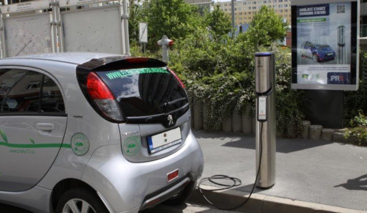 Pražští radní schválili rozvoj dobíjecí infrastruktury pro elektromobily