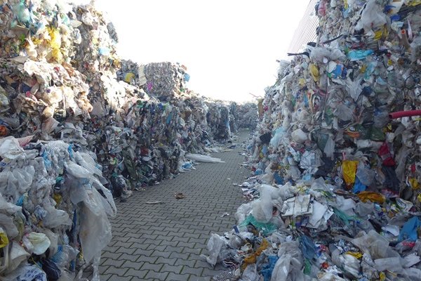 Recyklační středisko shromažďovalo odpady mimo kontejnery na volné ploše a porušilo tím provozní ř