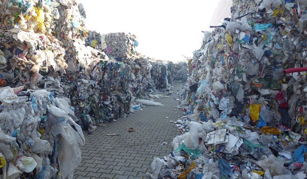 Recyklační středisko shromažďovalo odpady mimo kontejnery na volné ploše a porušilo tím provozní ř