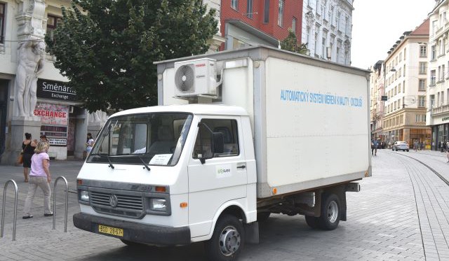 Speciální vůz monitoruje ovzduší na náměstí Svobody v Brně