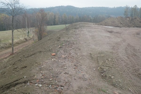 Společnost dostala pokutu za nakládání s odpady na pozemcích, které k tomu nebyly určeny