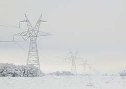 Transmission_towers_and_lines_with_snow_in_East_Texas