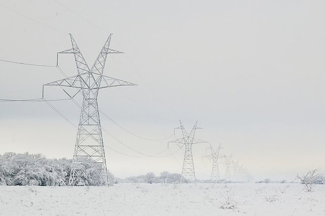 Transmission_towers_and_lines_with_snow_in_East_Texas