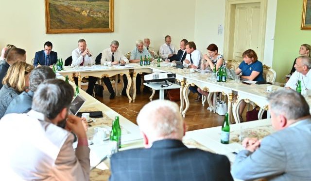 Uhelná komise na prvním jednání stanovila klíčová témata a pracovní skupiny