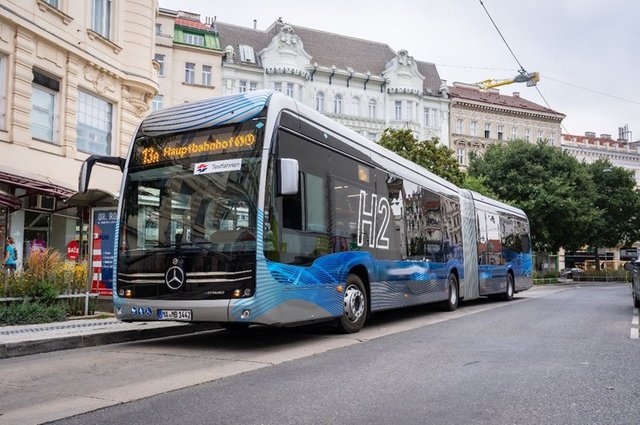 Vde-testuje-kloubov-autobus-na-baterie-a-vodk-1-Wiener-Linien-David-Bohmann