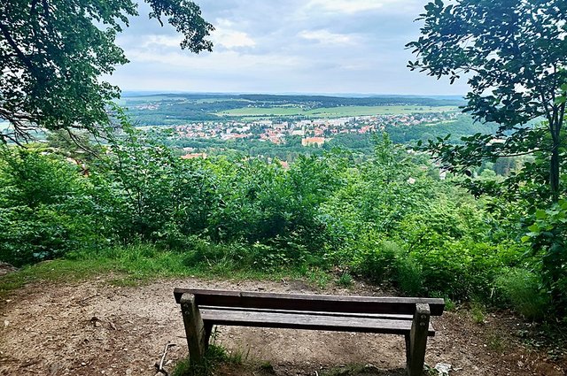 Vyhlídka_u_kříže_na_Skalce,_dole_město_Mníšek_pod_Brdy