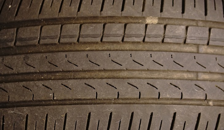Vysloužilé pneumatiky nepatří do popelnice ani do příkopu