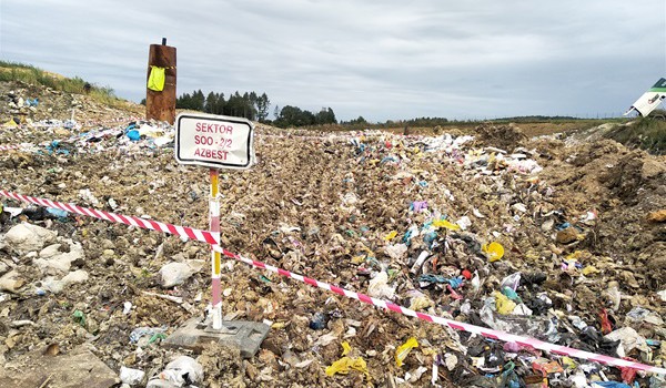 Za sesuv odpadů mimo zabezpečené těleso skládky uložena pokuta 150 tisíc korun