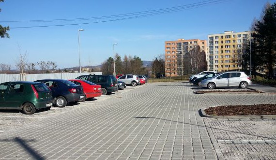 Zdravé město Kopřivnice: Když parkoviště řeší stání pro auta i vsakování vody