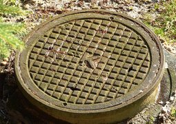 channel-1102316_640