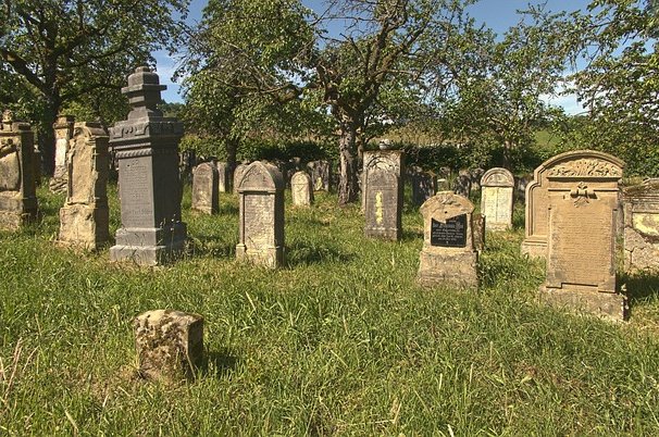 graveyard-7264217_640