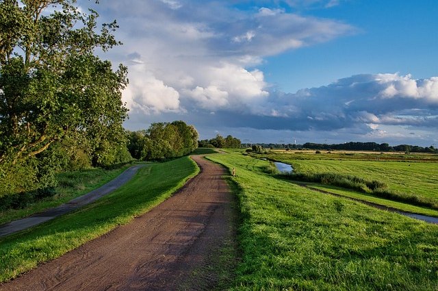 helgaka-path-6514885_640