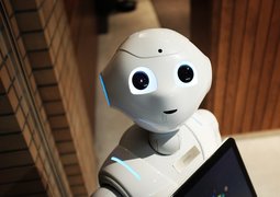 stocksnap-robot-2587571_640