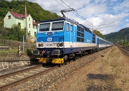 train-2732068_640
