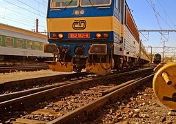 train-4149611_640