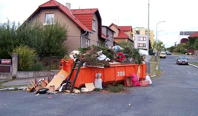 velkoobjemový_odpad,_Zápotoční_-_Nad_Botičem_Wikimedia