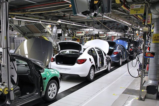 002_Production_line_-_car_assembly_line_in_General_Motors_Manufacturing_Poland_-_Gliwice,_Poland