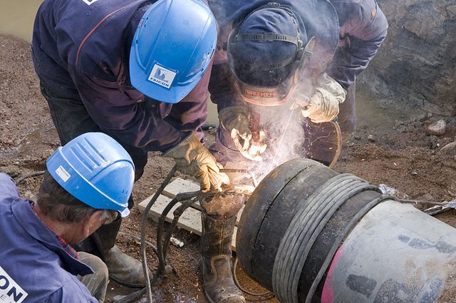 800px-Constructing_natural_gas_pipe,_Finland