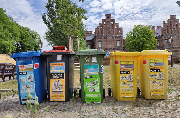 800px-Czech_bins_to_collect_different_wastes.jpg