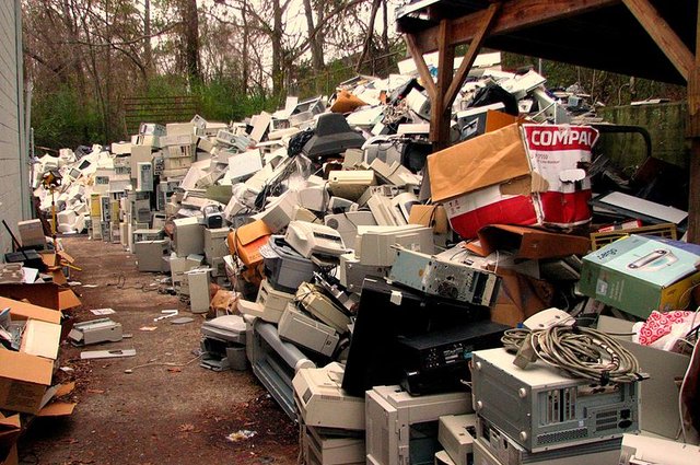 800px-Electronic_waste.jpg