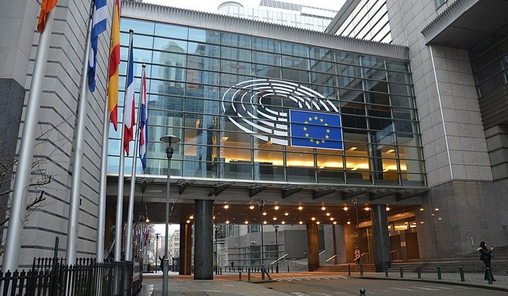 800px-European_Parliament_building_Brussels_3